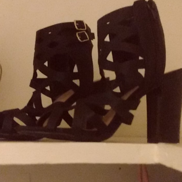 Sandles - Picture 2 of 2